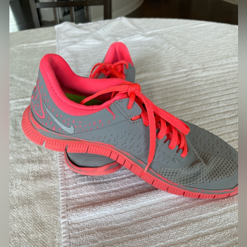 Nike gray athletic shoes with pink detail. Size 8